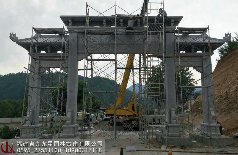 鄉村石牌坊